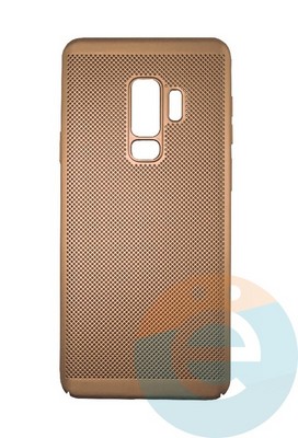 Накладка пластиковая перфорированная на Samsung Galaxy S9 Plus золотистая - фото 16384